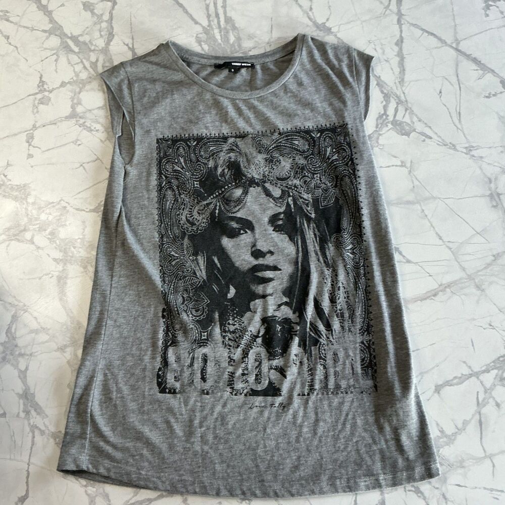 Grey Graphic Tee Size S Paisley Portrait Print Cap Sleeve Grunge top